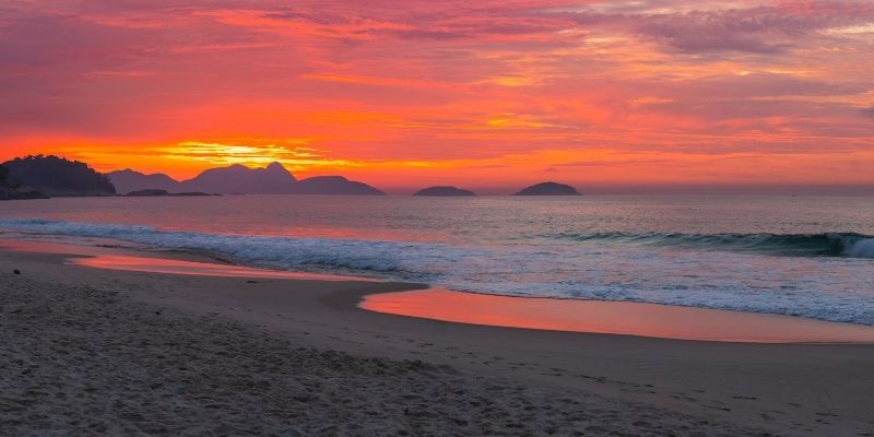 a praia mais movimentada do Rio de Janeiro